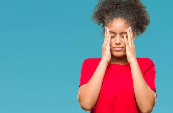 Unga Afro Amerikansk Kvinna Över Isolerade Bakgrund Med Handen Huvudet — Stockfoto