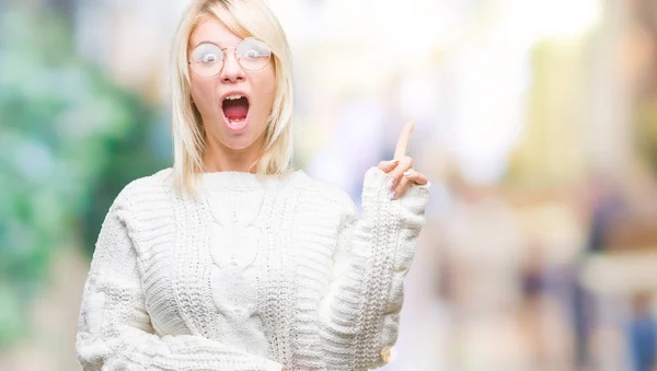 Mladá Krásná Blondýna Žena Nosí Zimní Svetr Brýle Nad Izolované — Stock fotografie