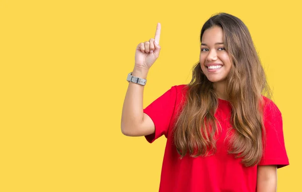 Jovem Bela Mulher Morena Vestindo Camiseta Vermelha Sobre Fundo Isolado — Fotografia de Stock