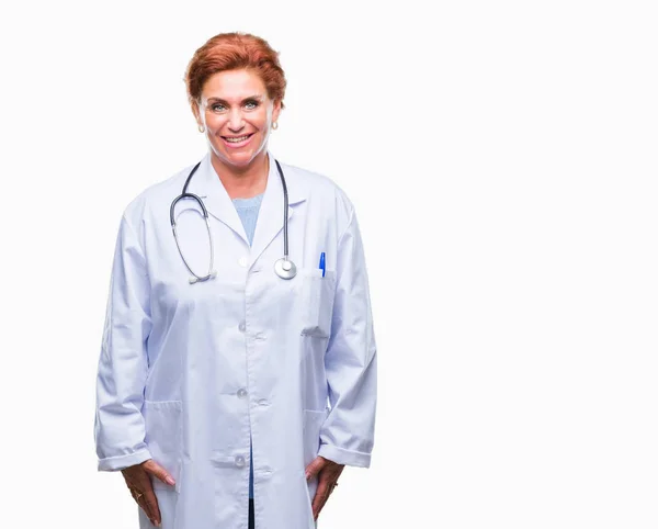 Médico Caucasiano Sênior Mulher Vestindo Uniforme Médico Sobre Fundo Isolado — Fotografia de Stock