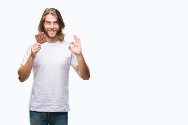 Homem Bonito Jovem Com Cabelo Comprido Comendo Barra Chocolate Sobre — Fotografia de Stock