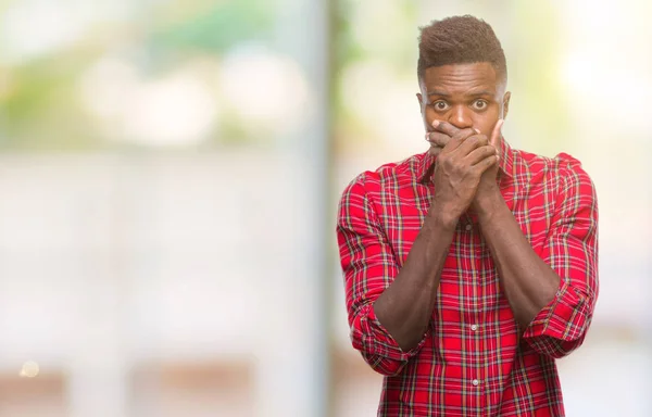 Unga Afroamerikanska Mannen Över Isolerade Bakgrund Chockad Som Täcker Munnen — Stockfoto