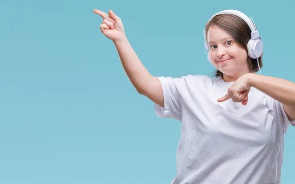 Mladé Dospělé Ženy Downovým Syndromem Nošení Sluchátek Izolované Pozadí Úsměvem — Stock fotografie