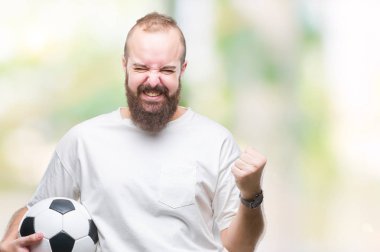 Futbol futbol topu gurur çığlık ve zafer ve başarı çok heyecanlı, kutluyor izole arka plan üzerinde tutan genç beyaz hipster adam duygu tezahürat