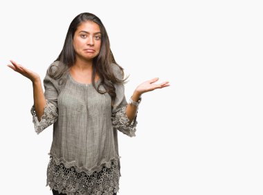 Genç güzel Arap kadın izole arka plan clueless ve şaşkın bir ifadeyle kollar ve eller kaldırdı. Şüphe kavramı.