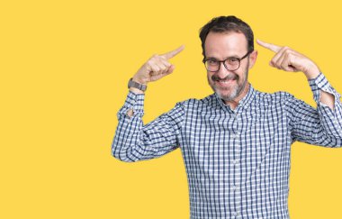 Hem el parmak, harika bir fikir ya da düşünce, iyi hafıza ile baş gösteren gülen yakışıklı orta yaş zarif komuta sizde gözlük izole üzerinde arka plan