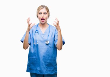 Genç güzel sarışın doktor cerrah hemşire kadın yüzünden arka plan deli izole ve deli bağırarak ve agresif ifade ve silah kaldırdı bağırıyor. Hayal kırıklığı kavramı.