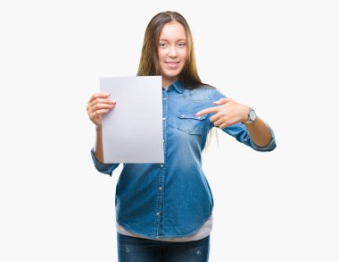 Boş kağıt sayfası kendisi için sürpriz yüz işaret parmağı ile izole arka plan üzerinde tutan genç beyaz kadın