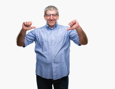 Yüzünde gülümseme ile kendinden emin görünüyorsun, kendini gururlu ve mutlu parmakları ile işaret izole arka plan üzerinde gözlük takan yakışıklı komuta sizde.