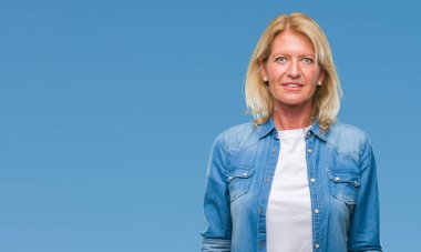 Orta yaş sarışın kadın yüzünde ciddi bir ifade ile izole arka plan yüzünden. Basit ve doğal kameraya bakıyor.