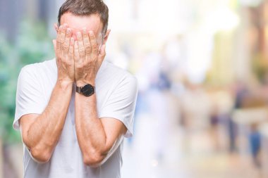 Yüzünü elleriyle ağlayarak süre kapsayan üzgün ifade ile izole arka plan üzerinde beyaz t-shirt giyen orta yaş ağarmış komuta sizde. Depresyon kavramı.