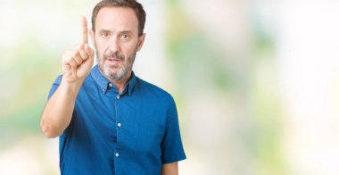 Yakışıklı orta yaş zarif komuta sizde izole üzerinde arka plan işaret parmağını ve kızgın ifade ile