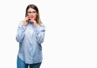 Genç güzel iş kadın konuşma arama üzerinden Smartphone kullanarak arka plan ciddi bir yüz düşünme hakkında soru, çok karışık fikir izole