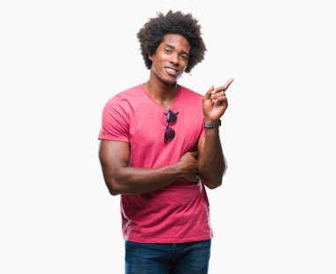 Kameraya bakarak yan el ve parmak ile işaret Afro Amerikalı adam yüzünde kocaman bir gülümseme ile izole arka plan üzerinde.