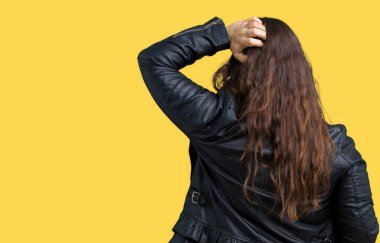 Artı boyutu genç kadın güzel üzerinde bir moda deri ceket giyiyor arka plan geriye düşünme hakkında şüphe kafasına el ile izole
