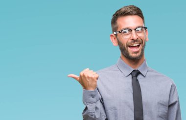 Genç yakışıklı iş adamı arıyor ve başparmak yanında yukarıyı mutlu yüz ile gülümseyen izole arka plan üzerinde.