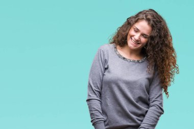 Güzel esmer kıvırcık saçlı Genç kız izole arka plan uzak tarafına gülümseme ile yüzünde, doğal ifade bakmaktan bir kazak giyiyor. Kendine güvenen gülüyor.