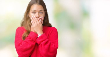 Üzerinde kırmızı kış kazak giyen genç güzel esmer kadın arka plan ağız hata için elleriyle kapsayan şok izole. Gizli kavramı.