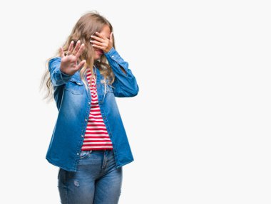 Güzel genç sarışın kadın izole elleriyle gözlerini kapsayan arka plan ve stop jest ile acı ve korku ifadesi. Utandım ve negatif kavramı.