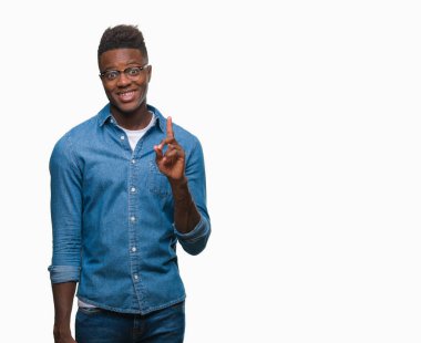 Ve kendinden emin ve mutlu gülümseyerek süre parmak numaralı yukarıyı gösteren izole arka plan üzerinde genç Afro-Amerikan adam.