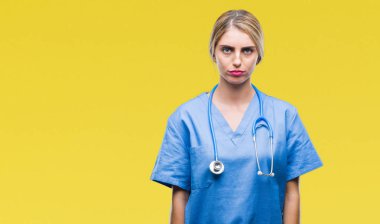 Genç güzel sarışın doktor cerrah hemşire kadın yüzünden depresyona arka plan izole ve kızgın ve korkmuş ağlıyor sıkıntı için endişeleniyorum. Üzgün ifade.