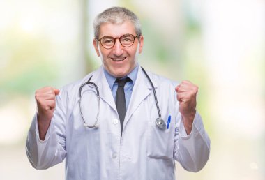 Yakışıklı kıdemli Doktor adam izole arka kolları olan başarı için heyecan üzerinde zafer kutluyor gülümseyen kaldırdı. Kazanan kavramı.