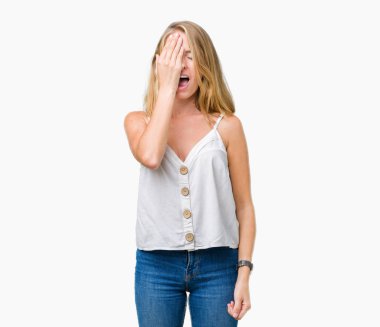 Yarım yüz, göz ve ağız el ile kapsayan yorgun esneme izole arka plan güzel genç kadın. Acı yüzü acıyor.