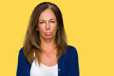 Rahat güzel orta yaş yetişkin kadın izole arka plan şüpheci ve çapraz kolları olan yüzündeki gergin, onaylamayan ifade yüzünden. Negatif kişi.