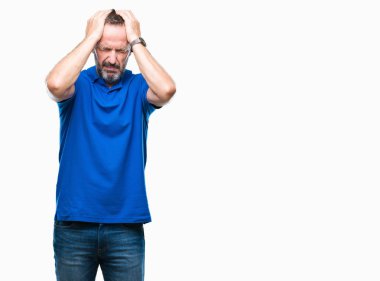 Orta yaş ağarmış komuta sizde çünkü umutsuz ve stresli baş ağrısı acı izole arka plan üzerinde ağrı ve migren. Ellerini kafasına.
