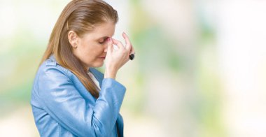 İzole arka plan yorgun sürtünme burun ve göz yorgunluğu ve baş ağrısı duygu üzerinde moda deri ceket giyen güzel orta yaş Olgun kadın. Stres ve hayal kırıklığı kavramı.