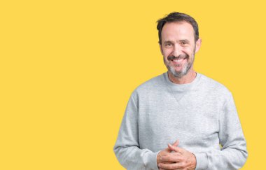 Üzerinde bir kazak giyen yakışıklı orta yaş üst düzey adam arka plan eller birlikte izole ve rahat ve neşeli gülümseyen parmak çarpı işareti. Başarı ve iyimser