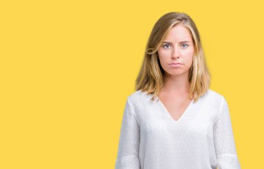 Güzel genç zarif kadın üzerinde izole arka plan şüpheci ve sinir, çatık sorunu nedeniyle üzgün. Negatif kişi.