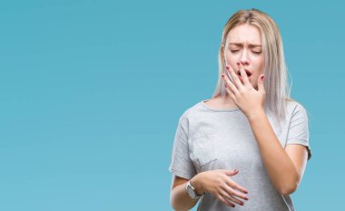 Sarışın genç kadın izole arka plan üzerinde el ile ağız kapsayan yorgun esneme sıkılmış. Restless ve uyku hali.