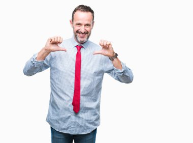 Yüzünde gülümseme ile kendinden emin görünüyorsun, kendini gururlu ve mutlu parmakları ile işaret izole arka plan üzerinde kırmızı kravat giyen orta yaş ağarmış üst düzey iş adamı.