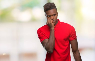 Genç Afro-Amerikan adam stresli ve gergin ile izole arka plan üzerinde tırnak ısırma dudaklarından eller. Anksiyete sorunu.