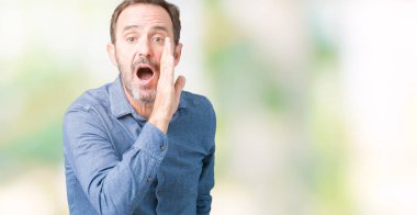 Yakışıklı orta yaş zarif komuta sizde izole arka plan üzerinde el gizli söylenti söylüyor Ağızdan kötü amaçlı konuşma konuşma fısıldayan