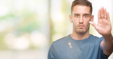 Elin avuç durağı şarkı yapan yakışıklı genç casual erkek. Negatif ve ciddi bir jest yüz ifadesiyle uyarı.