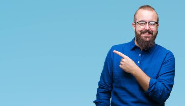 İzole arka neşeli bir gülümseme ile el ve parmak kadar kameraya bakarak yüzündeki mutlu ve doğal ifade ile yan ile işaret yüz üzerinden gözlüklü Genç beyaz hipster adam.