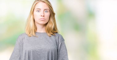 Kızgın ve korkmuş ağlıyor depresif izole arka plan ve sıkıntı, endişe büyük boy rahat t-shirt giyen güzel ve genç birbayan. Üzgün ifade.