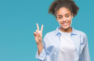 Gösterilen ve parmakları ile işaret izole arka plan üzerinde genç afro Amerikalı kadın ikincisi ise kendinden emin ve mutlu gülümseyerek.
