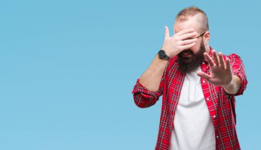 Üzerinde gözlük takan Genç beyaz hipster adam izole elleriyle gözlerini kapsayan arka plan ve stop jest ile acı ve korku ifadesi. Utandım ve negatif kavramı.