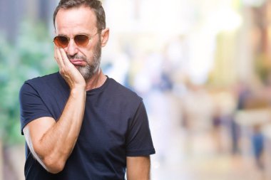 Orta yaş ağarmış komuta sizde seyir yorgun ve bıkkın ile depresyon sorun Çapraz kollar ile izole arka plan düşünme üzerinde güneş gözlüğü takıyor.