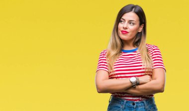 Genç güzel kadın rahat göz görünümlü yan ve dik dik bakma uzağa düşünce gülümseyen izole arka plan üzerinde.