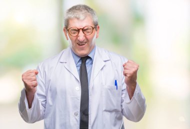 Yakışıklı kıdemli Doktor, zafer kutluyor gülümseyen izole arka kolları olan başarı için heyecan üzerinde beyaz önlük giyen bilim adamı profesyonel adam kaldırdı. Kazanan kavramı.