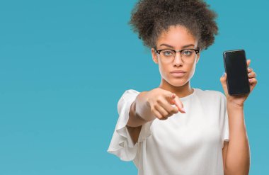 Genç güzel afro Amerikan gösteren smartphone ekran kamera ve size parmak ile işaret izole arka plan üzerinde el işareti, pozitif ve kendinden emin bir jest ön