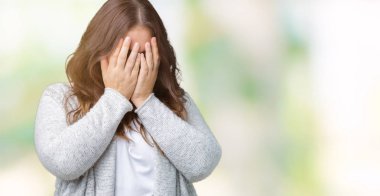 Artı boyutu genç kadın güzel kış ceket üzerinde arka plan üzgün ifade yüz eller ile ağlayarak süre kapsayan ile izole. Depresyon kavramı.