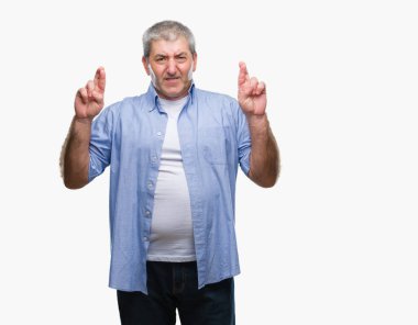 Umut ve gözleri kapalı geçiş parmaklarıyla gülümseyen izole arka plan üzerinde yakışıklı komuta sizde. Şans ve batıl kavramı.