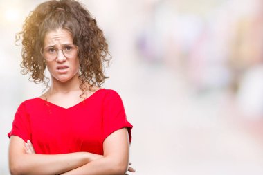 Güzel esmer kıvırcık saçlı Genç kız izole arka plan şüpheci ve sinir, onaylamayan ifade yüz çapraz kolları üzerinde gözlük takıyorum. Negatif kişi.