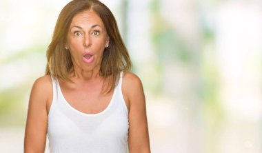 Güzel orta yaş rahat yetişkin kadın izole arka plan korkuyor ve sürpriz ifade ile şok yüzünden korku ve yüz heyecanlı.