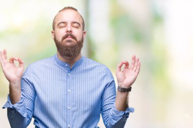 Genç beyaz hipster adam izole arka plan üzerinde dinlenmek ve gülümseyen gözlerle parmak ile meditasyon jest yapıyor kapalı. Yoga kavramı.